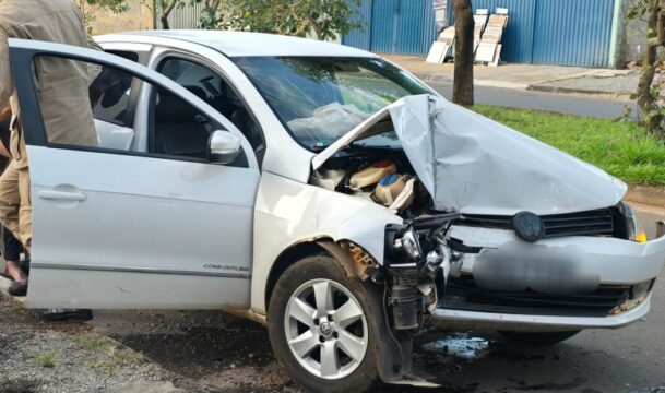 Motorista colide veículo em parede de estabelecimento comercial e passageira fica ferida em Catalão