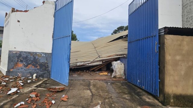 Idoso fica ferido após telhado de marcenaria desabar durante temporal em Catalão
