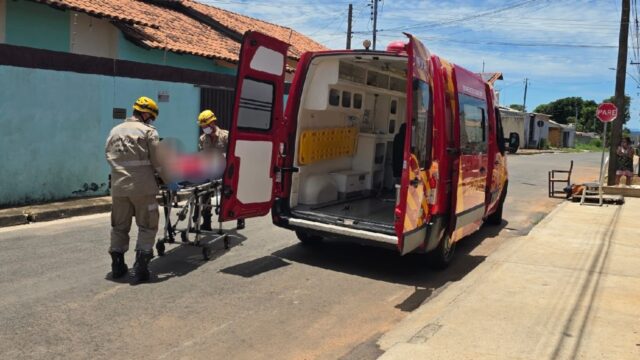 Colisão entre carro e moto deixa pai e filha feridos em Catalão; moradores pedem melhorias na sinalização