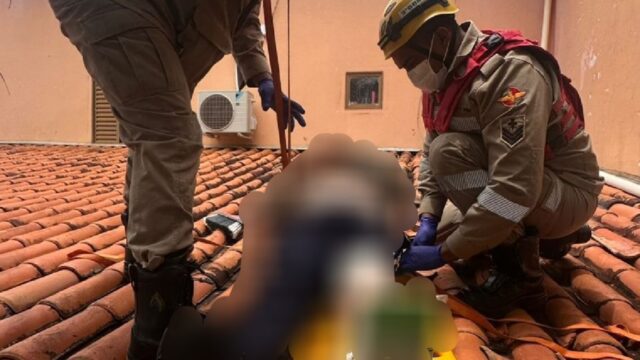 Homem é resgatado após queda de telhado em Caldas Novas