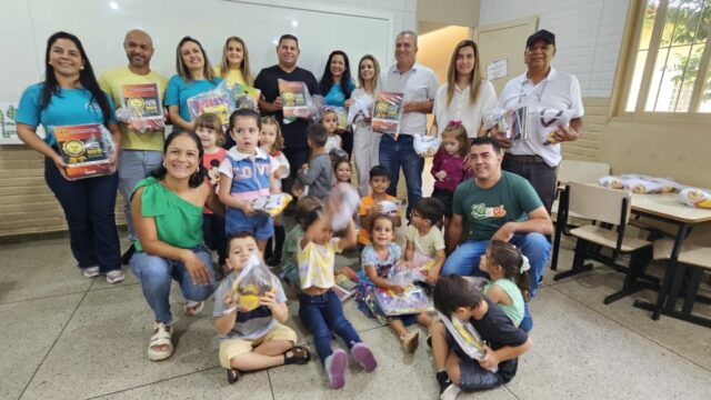 Prefeitura de Ouvidor investe quase R$ 200 mil na entrega de kits didáticos e uniformes para alunos da rede municipal