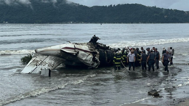 Avião de família de fazendeiro de Mineiros explode após queda em praia de Ubatuba; uma pessoa morre