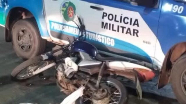 Motociclista é preso após fugir de abordagem e colidir com viatura da PM em Caldas Novas