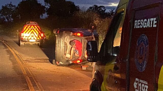 Motorista sai ileso após veículo colidir em barranco e tombar na GO-506, em Catalão