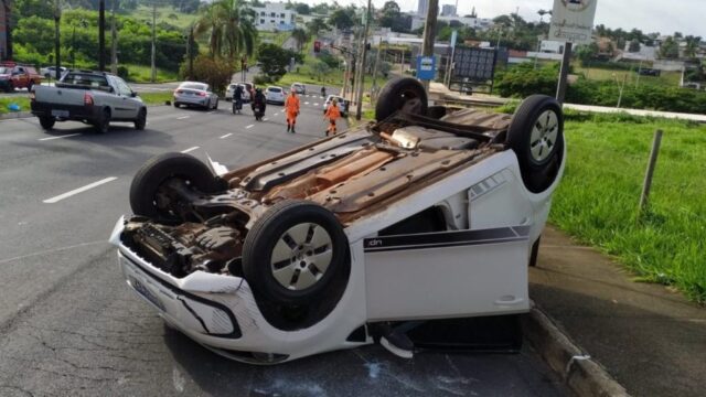 Carro capota após colisão com bicicleta em Uberlândia e deixa duas pessoas feridas