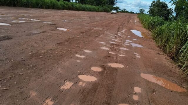 Abandono na BR-352: buracos fazem asfalto desaparecer em Abadia dos Dourados