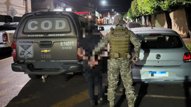 Homem com tornozeleira eletrônica é preso dirigindo carro roubado em operação integrada em Goiás
