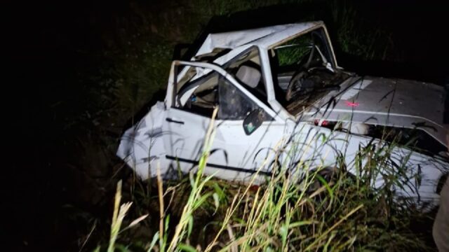 Carro despenca de barranco em Araguari, deixa bebê morto e três feridos