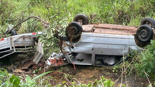 Passageiro fica ferido em capotamento na GO-330, em Ipameri