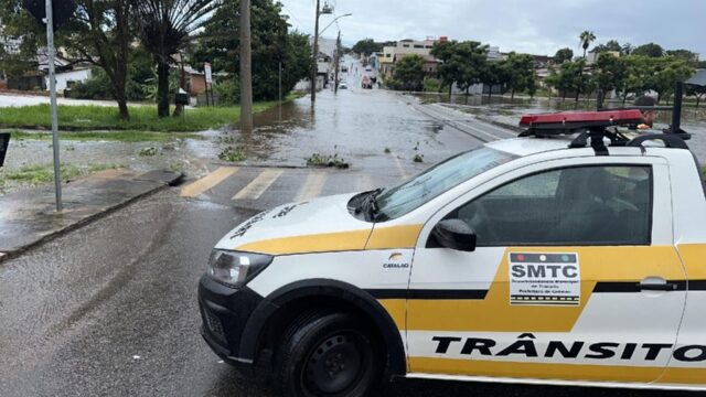 Forte chuva em Catalão alaga vias e deixa trânsito intransitável próximo às represas do Monsenhor de Souza