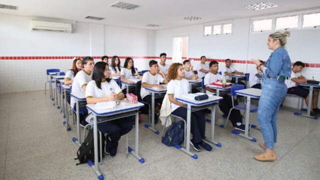 Governo de Goiás concede progressão para mais de 7 mil profissionais da Educação