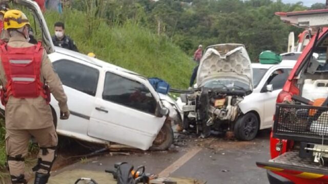 Colisão entre dois carros na GO-139 deixa três feridos em Caldas Novas