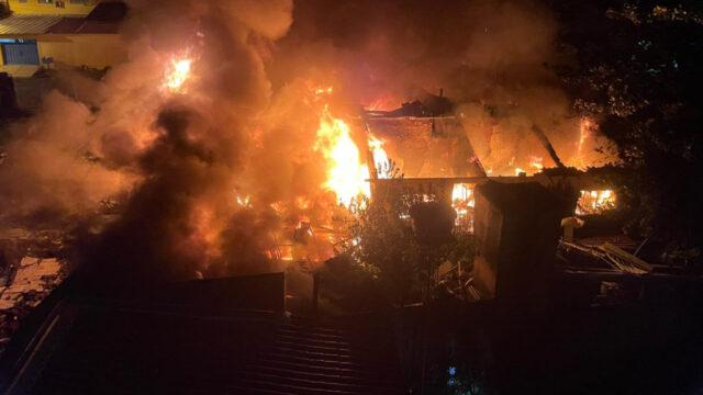 Bombeiros combatem incêndio em ferro-velho em Goiânia