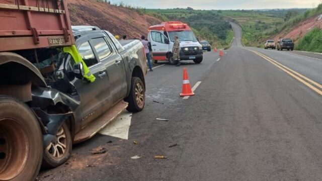 Caminhão parado por pane causa colisão fatal com 3 mortos na BR-158 em Caiapônia (GO)