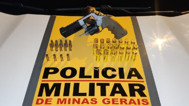 Homem é preso por porte ilegal de arma de uso restrito em Monte Carmelo