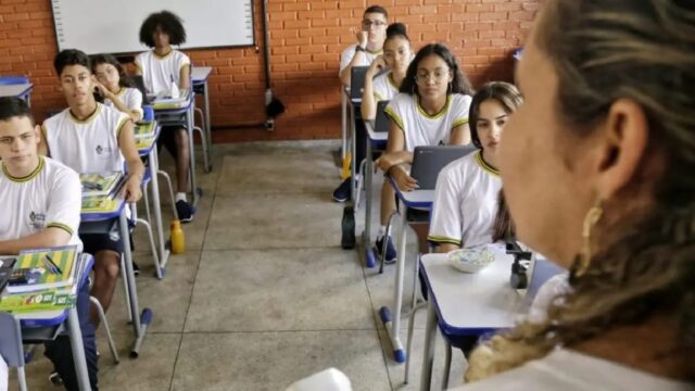 Governo de Goiás concede piso nacional do magistério para professores da rede estadual