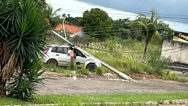 Motorista perde o controle do veículo e colide com poste em Três Ranchos