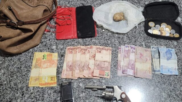 Casal é preso por tráfico de drogas e porte ilegal de arma em Monte Carmelo