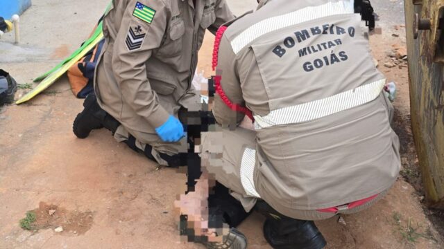 Motociclista perde controle e colide com caçamba de entulho em Catalão