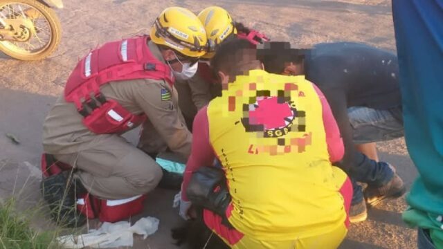 Passageiro de moto fica ferido em colisão com carro em Caldas Novas
