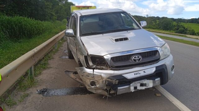 Caminhonete sai da pista e colide em defensa metálica na BR-050, em Catalão