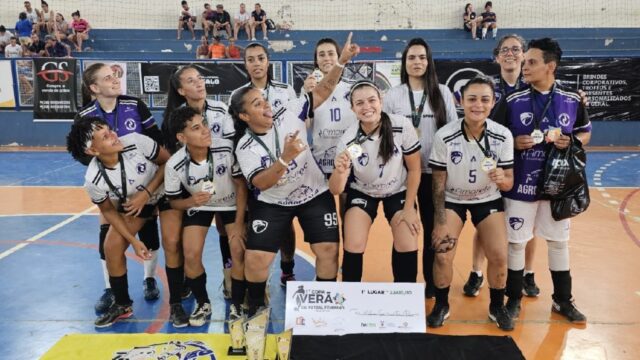 AmarElo Esportes brilha na 1ª Copa Verão de Futsal Feminino de Paracatu e conquista o título de campeã