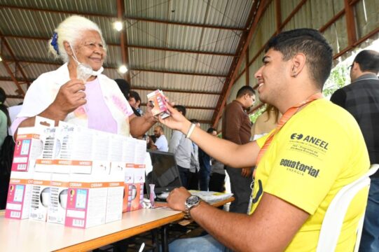 Equatorial Goiás leva troca de lâmpadas e curso de automaquiagem para Caldas Novas