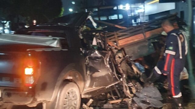 Motorista fica ferido após colidir com caminhão estacionado em avenida de Catalão