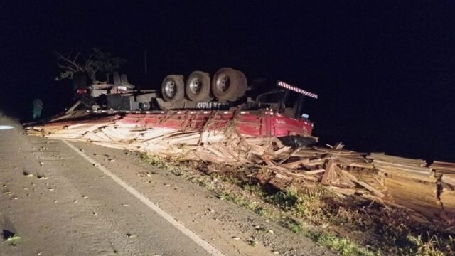 Caminhão tomba na GO-330, em Ipameri; motorista relata ter dormido ao volante