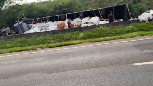 Tombamento na BR-050 em Uberlândia interdita pista e deixa uma vítima ferida