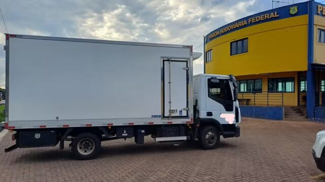 Caminhoneiro tenta enganar policial com CNH paraguaia e admite compra do documento falso por R$ 2 mil na internet em Uberlândia, MG