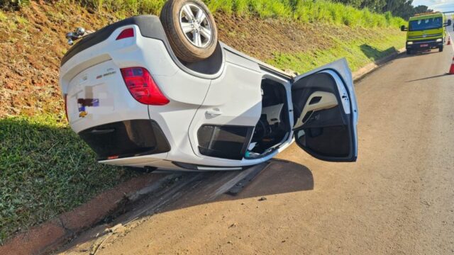 Carro capota na BR-050 em Catalão após motorista perder o controle do veículo