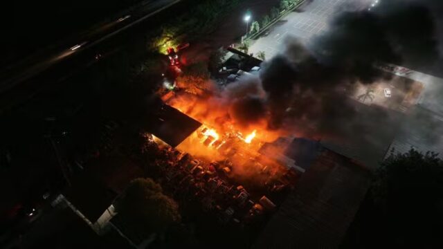 Incêndio atinge estabelecimentos vizinhos às margens da BR-050, em Uberlândia