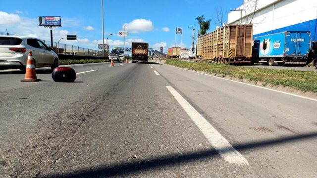 Motociclista de 21 anos morre atropelado por caminhão na BR-153, em Goiânia