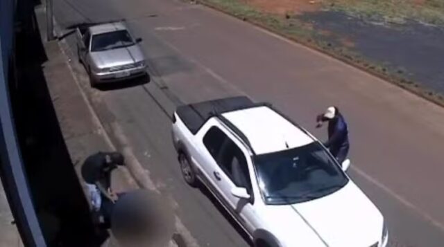 VÍDEO: Assaltantes rendem pedestre e motorista para roubar caminhonete no Bairro Novo Mundo, em Uberlândia