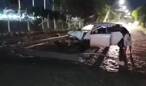 Carro roubado é destruído por criminosos após batida em postes no Bairro Planalto, em Uberlândia
