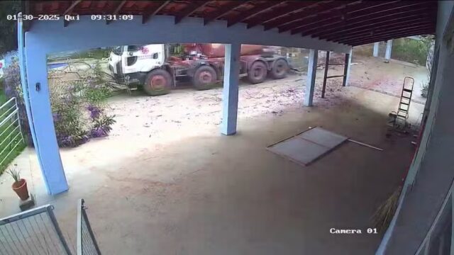 VÍDEO: Motorista pula de caminhão sem freio e veículo invade chácara em Uberlândia