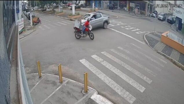Motociclista entregador é atingido por pick-up no centro de Catalão; acidente foi registrado por câmera de segurança