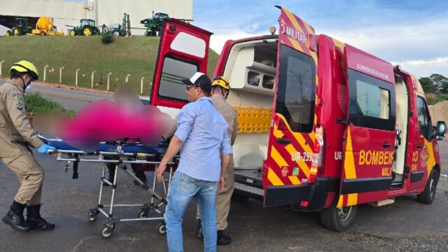 Motociclista e passageira ficam feridas ao cair de moto após desviar de buracos na BR-050, em Catalão