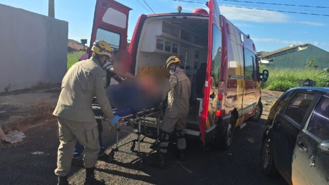 Colisão entre moto e carro deixa homem ferido em cruzamento no bairro Maria Amélia I, em Catalão