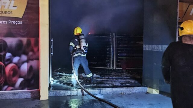 Incêndio destrói loja de tecidos durante a madrugada em Catalão