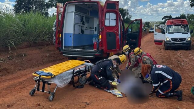 Motociclista sofre fratura exposta ao ser atingido por roda de caminhão na GO-139