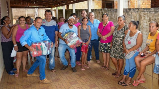 Prefeitura de Catalão orienta e entrega benefícios a moradores de Santo Antônio do Rio Verde e Martírios