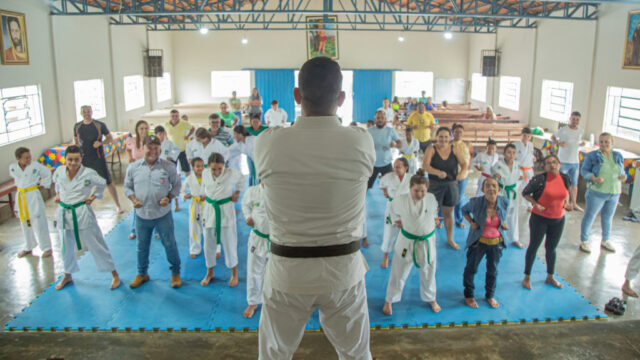 Karatê de Pires Belo promove treino com participação de pais e filhos