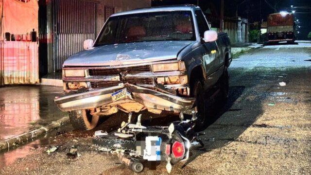 Jovem de 20 anos fica ferido após colidir com caminhonete estacionada em Pires Belo, Catalão
