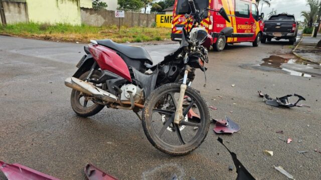 Homem fica ferido após colisão entre carro e moto em Catalão
