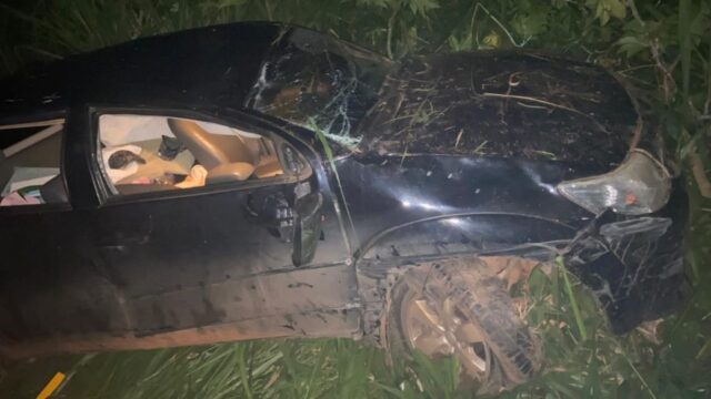 Motorista perde controle e colide veículo contra defensa metálica na BR-050 em Catalão