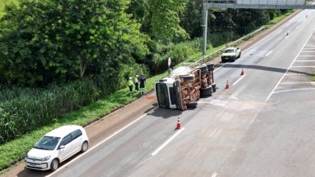 Caminhão betoneira tomba na BR-050 em Catalão e interdita parcialmente a rodovia