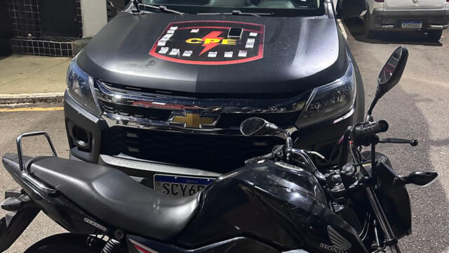 Jovem é preso por tráfico de drogas após dispensar cocaína ao ver viatura da CPE em Catalão