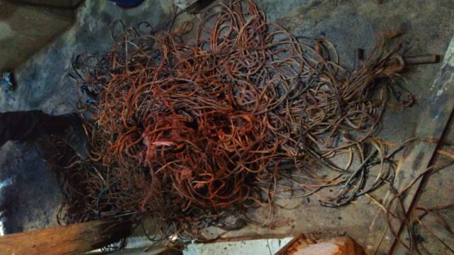Homem é preso, adolescente apreendida e suspeito de receptação detido por furto de fios de iluminação pública no perímetro urbano da GO-330, em Catalão